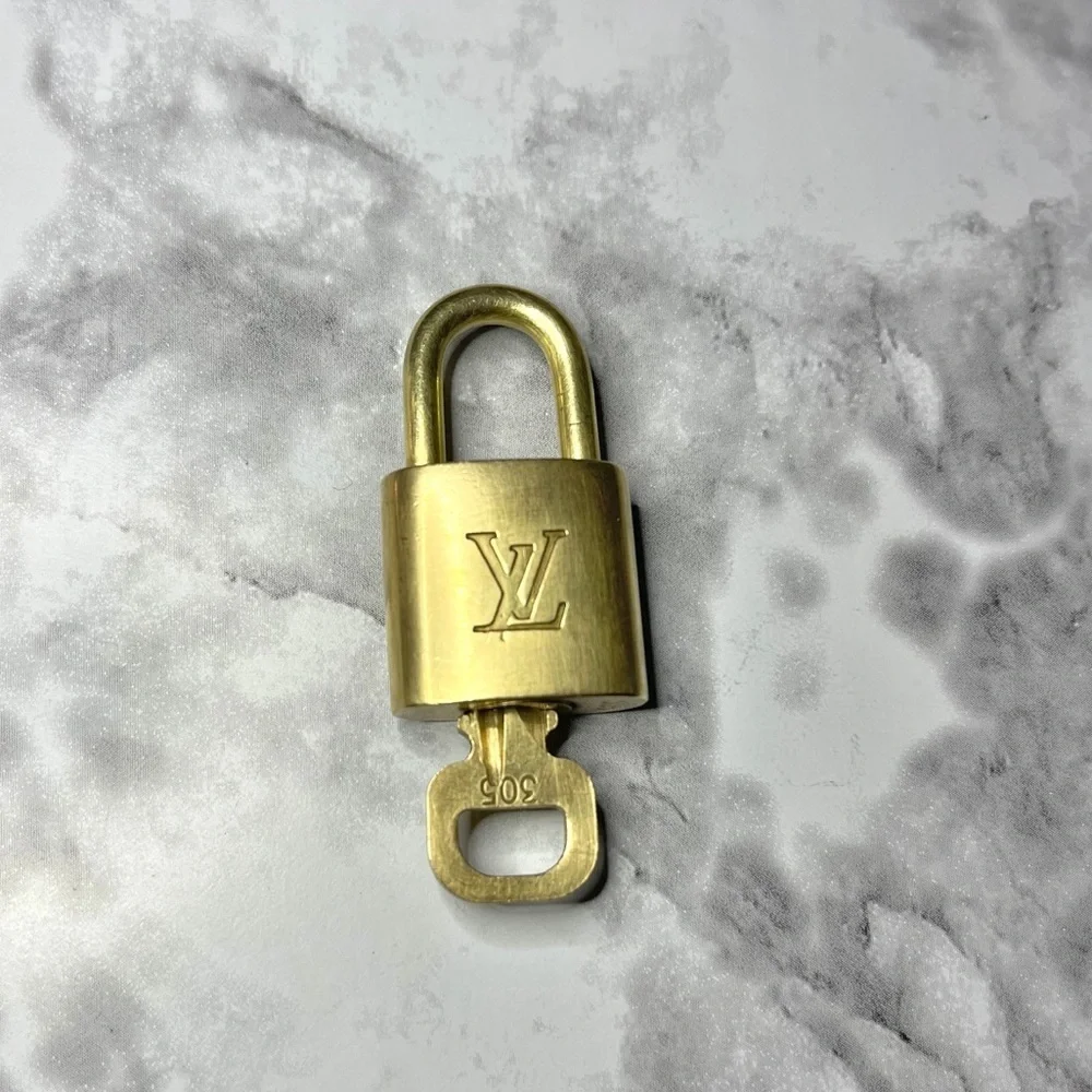 LOUIS VUITTON PadLock & Key #305 with Unbranded Gold & Black Clover Key Chain